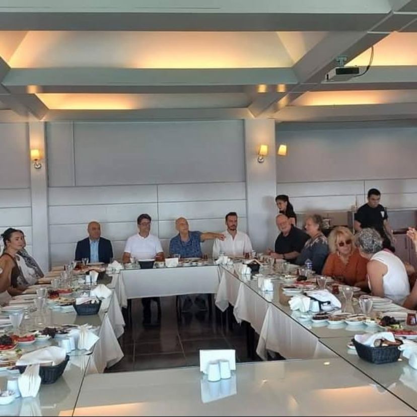 Dardanos’un Maviliğinde Bir Pazar Sabahı: Gastronomi ve Şehir Üzerine Bir Kahvaltı Buluşması​